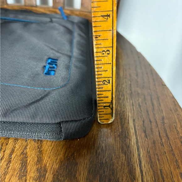 STM tablet bag. Almost new. Gray and blue with long strap. Padded bag - Picture 8 of 8